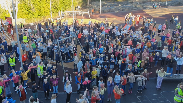 Elever danser i skolegård Elever danser i skolegård
