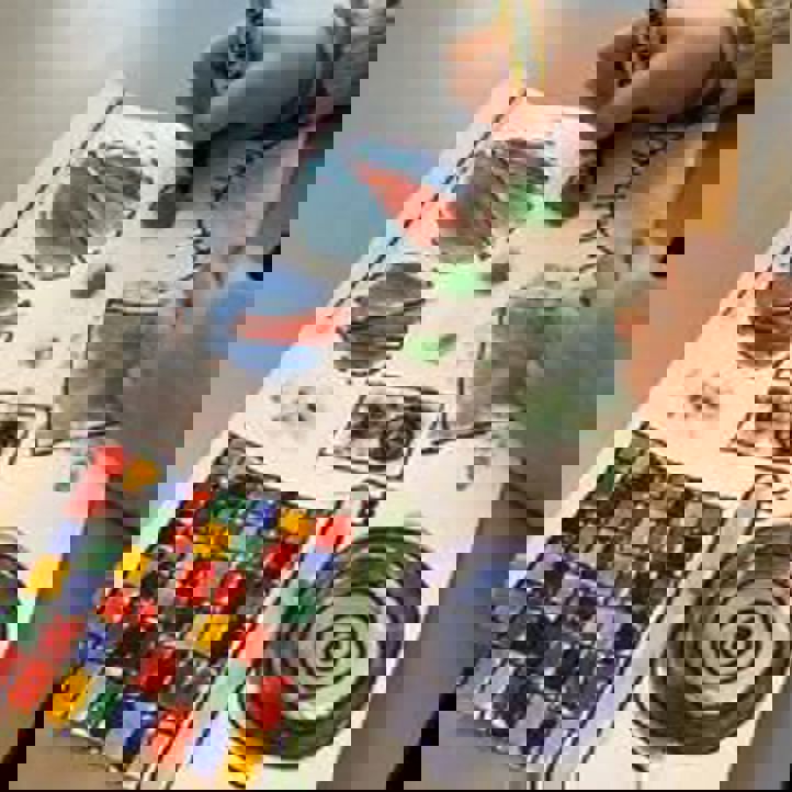 en person som tegner på et stykke papir