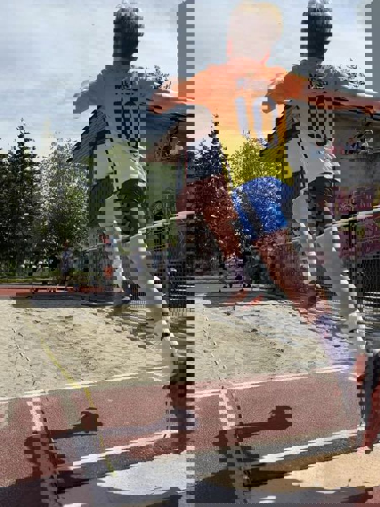 et barn som hopper i luften