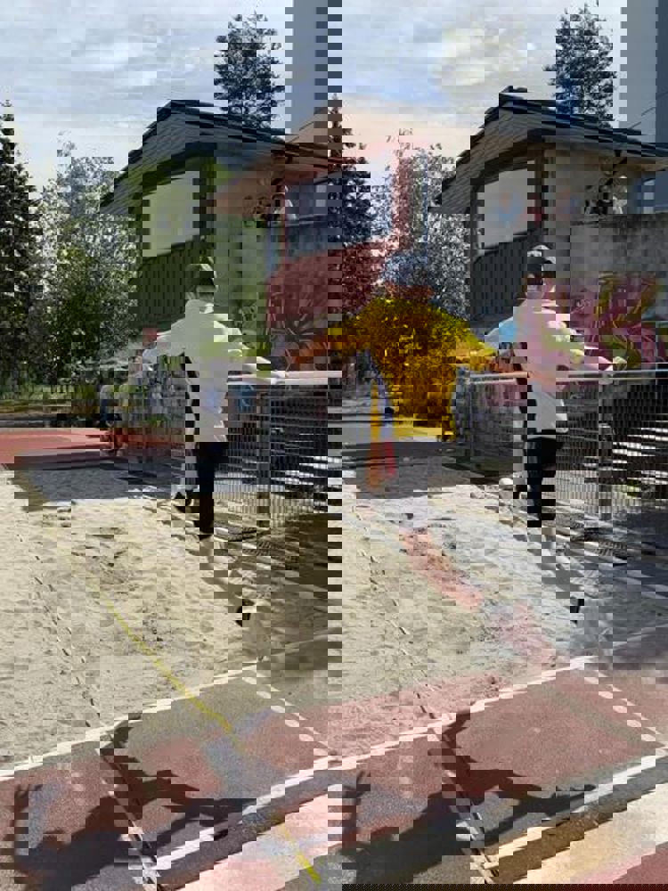 En person som løper på en bane