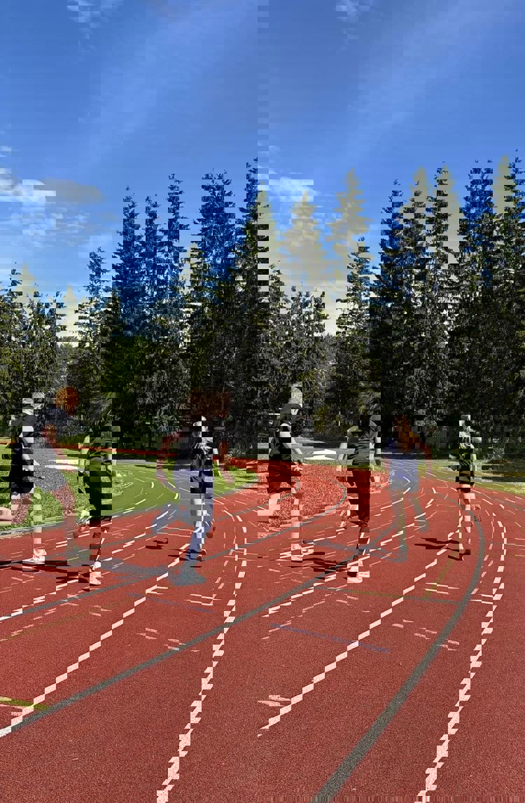 en gruppe mennesker som løper på en bane