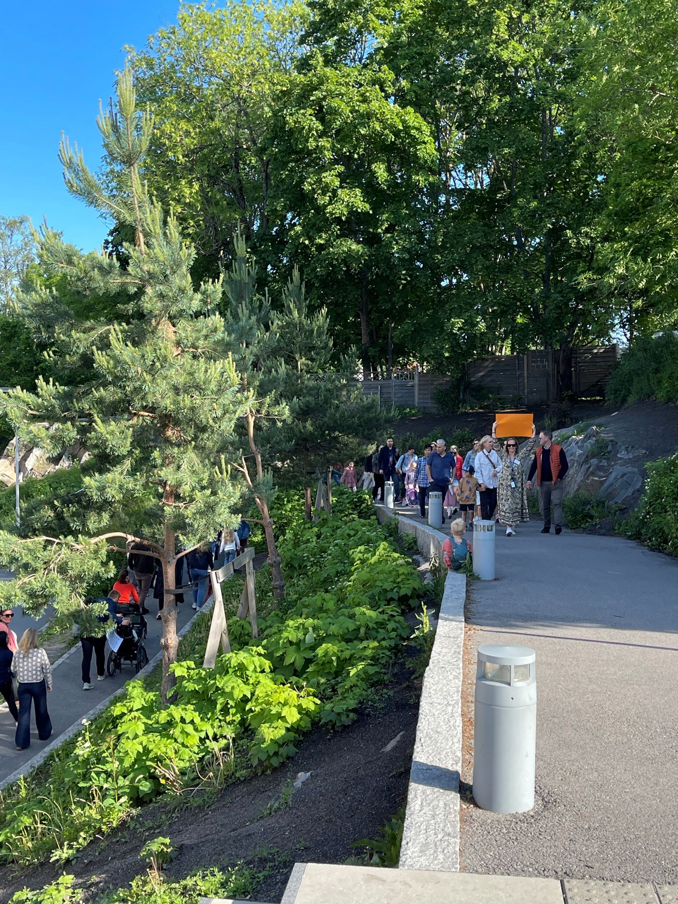 Foto: Christian Johnsen En gruppe mennesker som går på et fortau