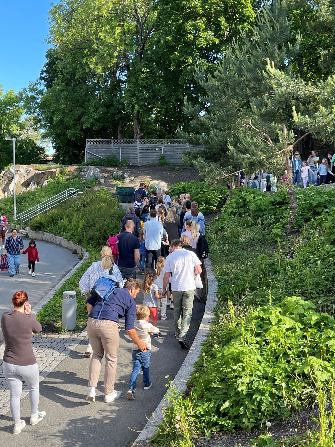 Foto: Christian Johnsen En gruppe mennesker som står på et fortau