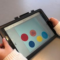 en hånd som holder en tablett