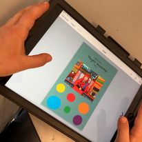 en hånd som holder en tablett