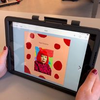 En tavle med et bilde av en tegneseriefigur på