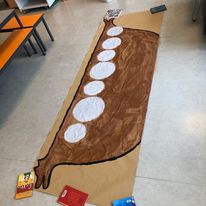 et trebrett med hvite sirkler på