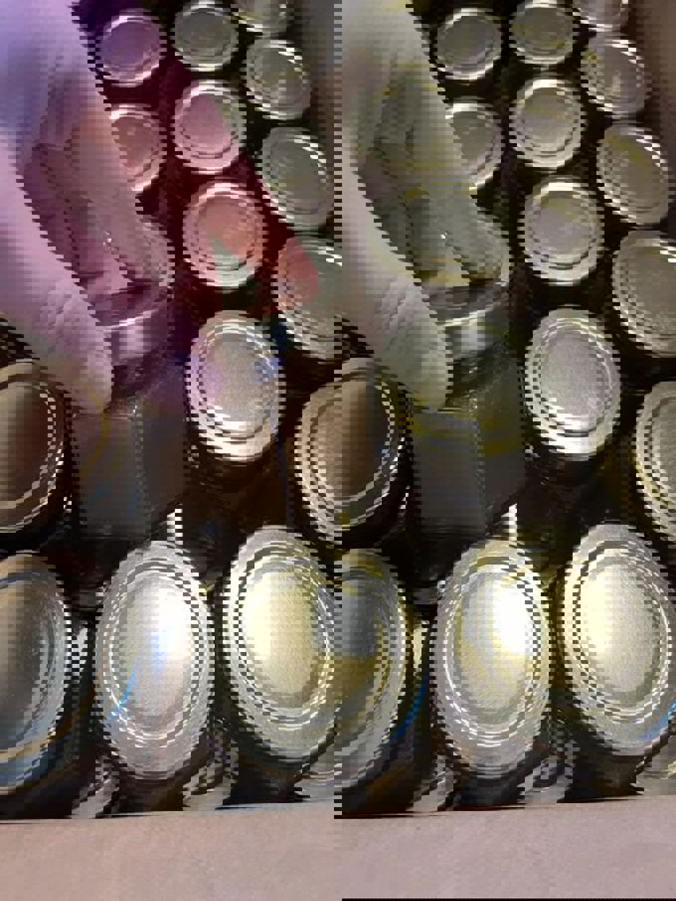 en person som heller en væske i en beholder