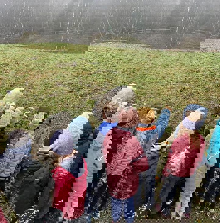 Foto: Maria Lucia Slettevold en gruppe barn som står utenfor