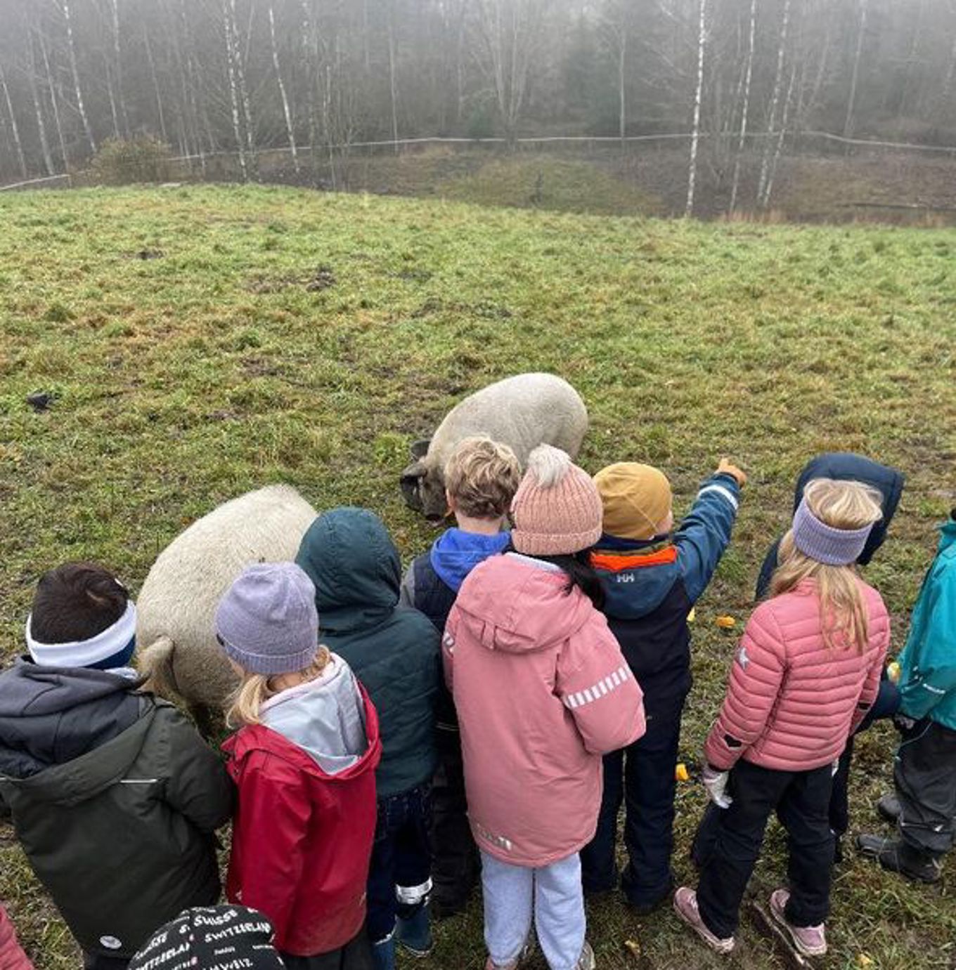 Foto: Maria Lucia Slettevold en gruppe barn som står utenfor