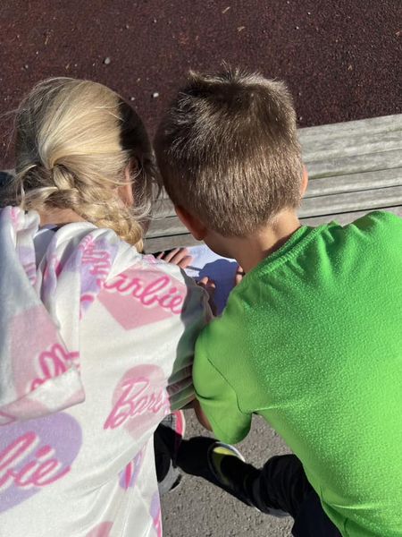 et par barn som sitter på en benk