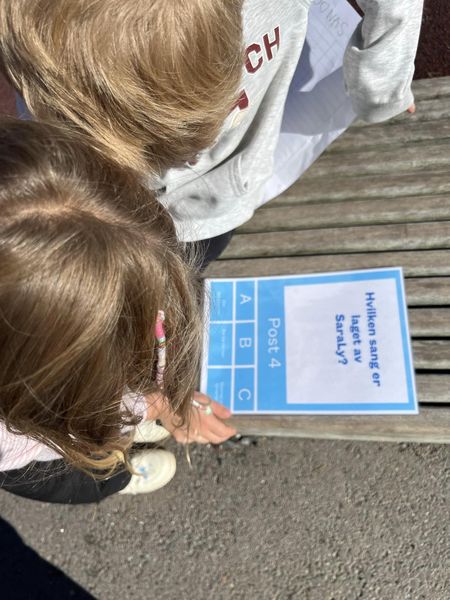 en person som skriver på et stykke papir