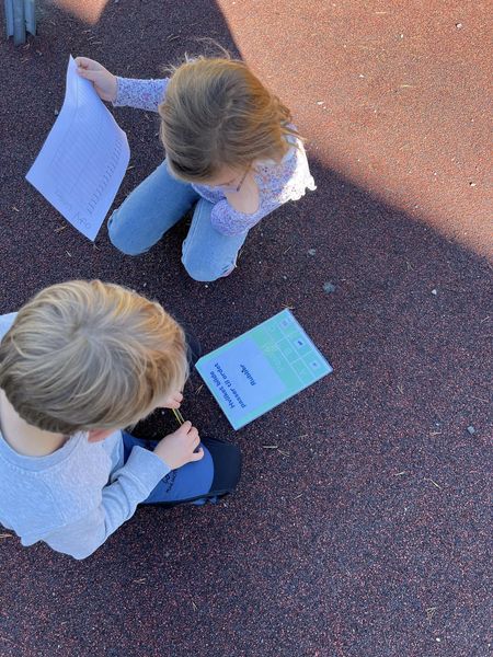 et par barn som leser bøker