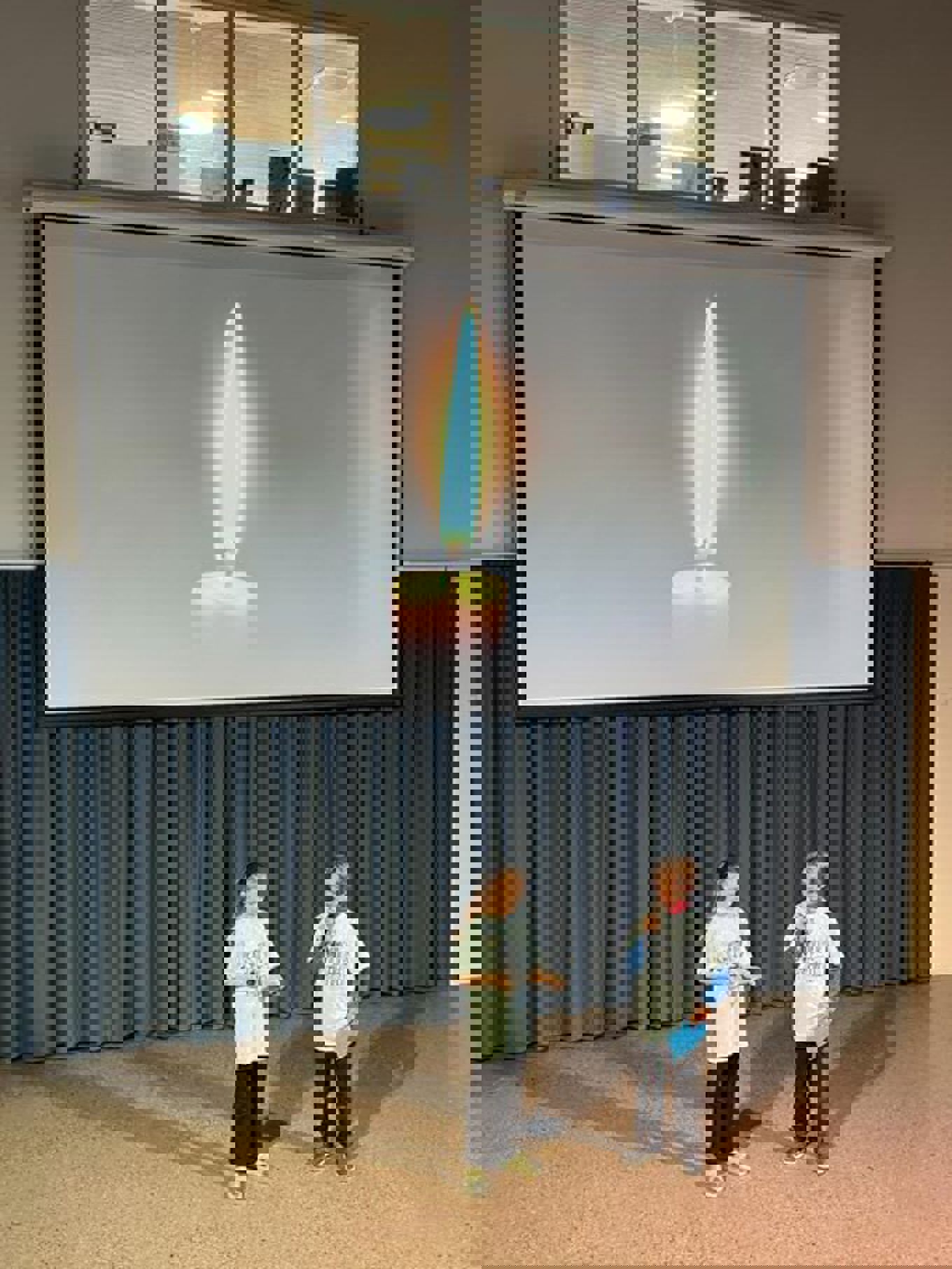 et par barn som står foran en skjerm med en flamme