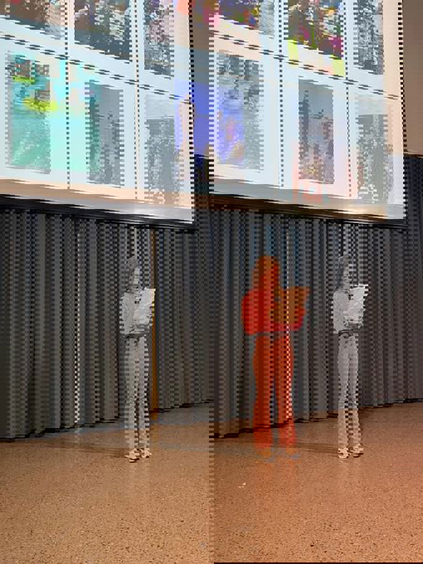 en person som står foran en vegg med plakater