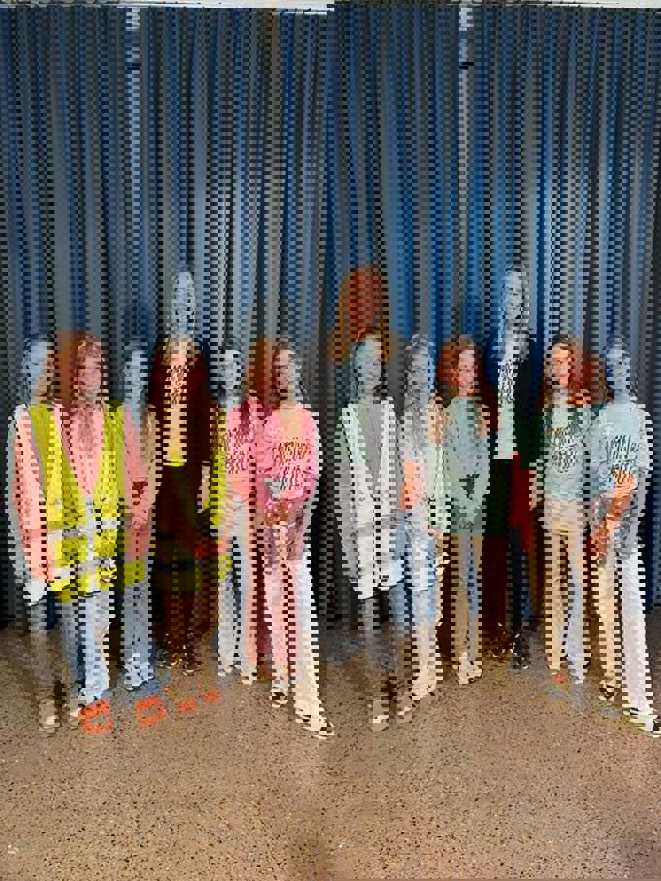 en gruppe mennesker som poserer for et bilde