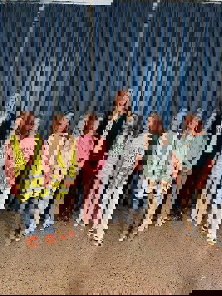 en gruppe mennesker som poserer for et bilde en gruppe mennesker som poserer for et bilde