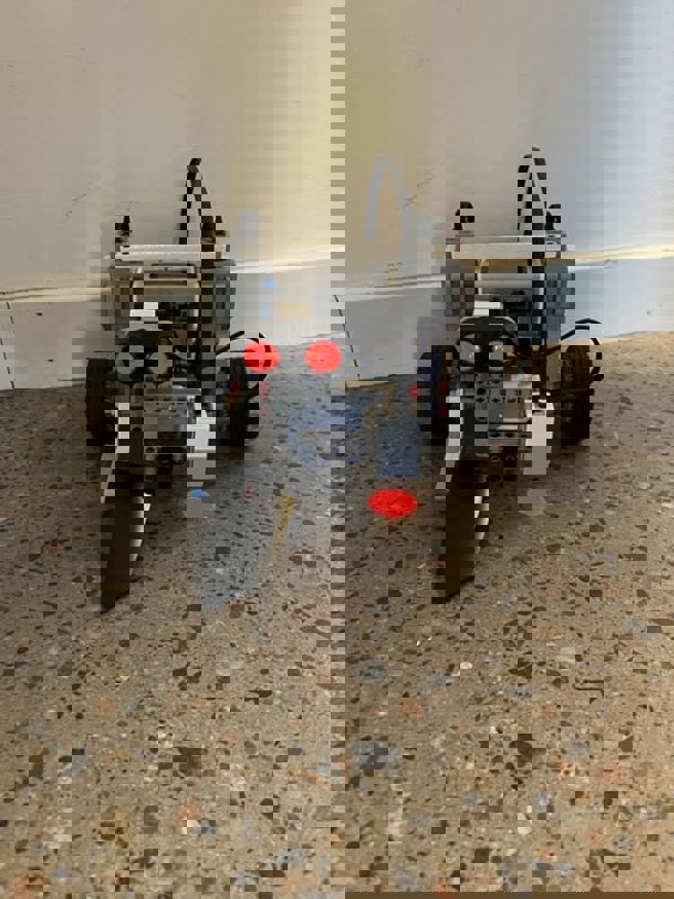 En robot på et betonggulv En robot på et betonggulv