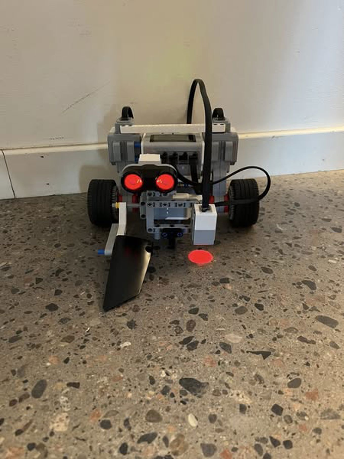 En robot på et betonggulv En robot på et betonggulv