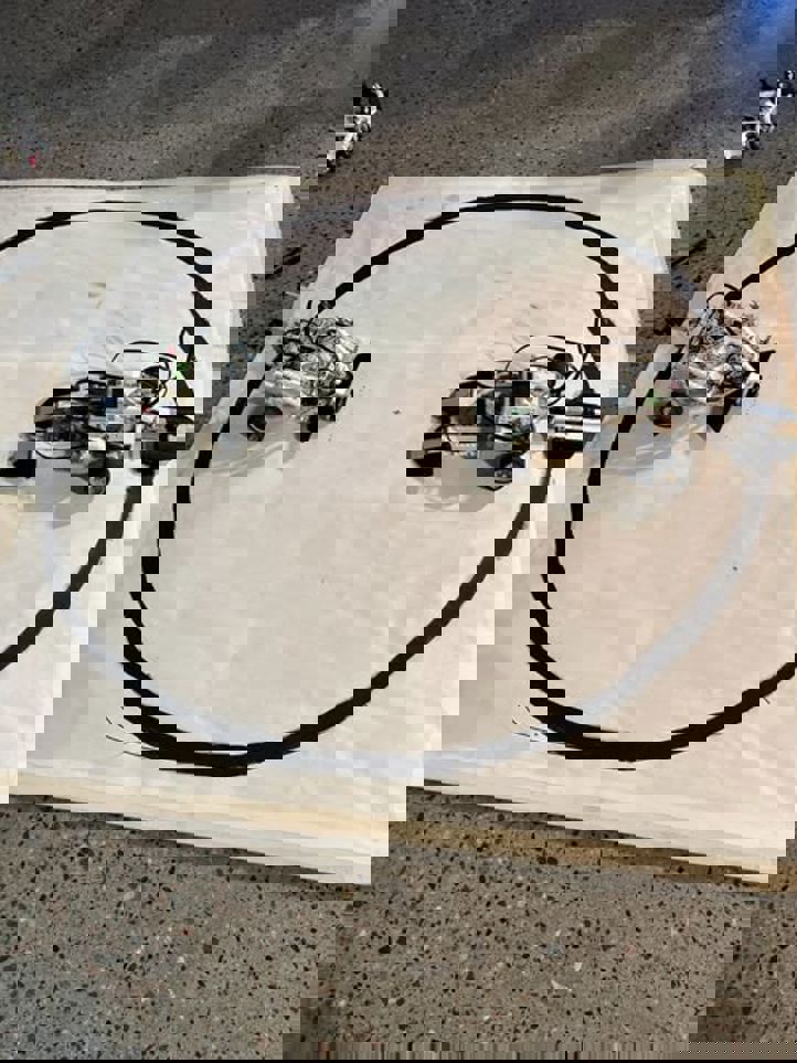 en svart og hvit ledning en svart og hvit ledning