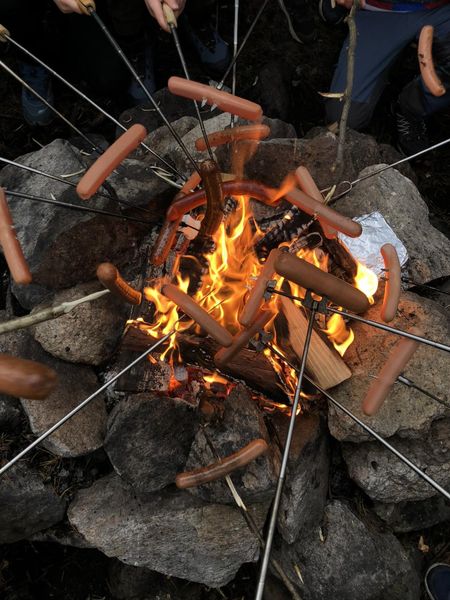 en ild som brenner i en grop