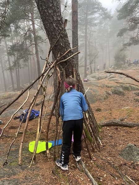 en person som står ved siden av et tre