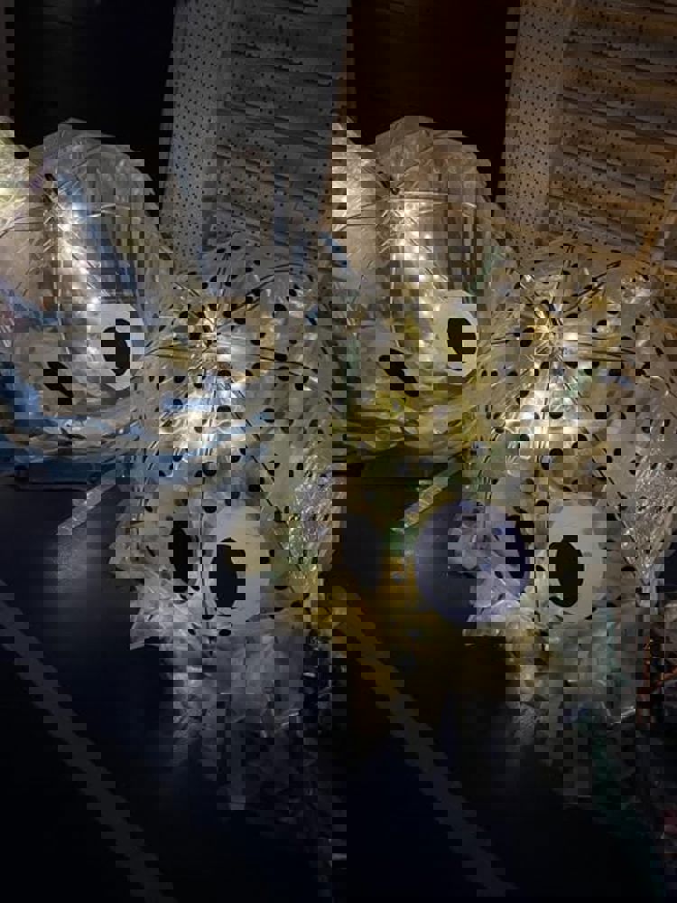 et nærbilde av en maske