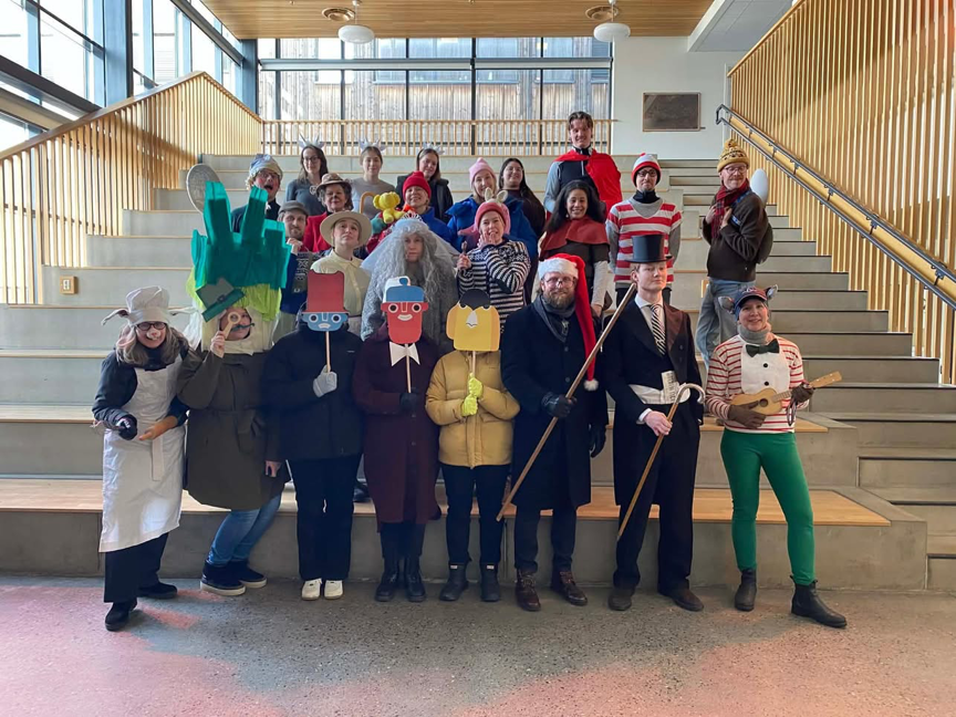 en gruppe mennesker som poserer for et bilde