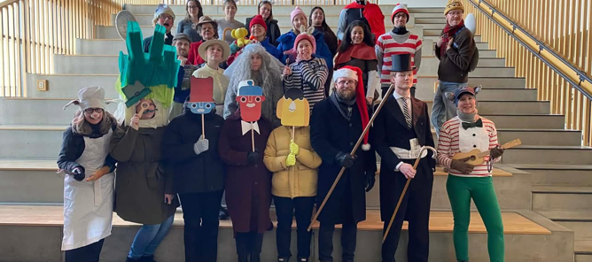 Foto: Nina Godin en gruppe mennesker som poserer for et bilde