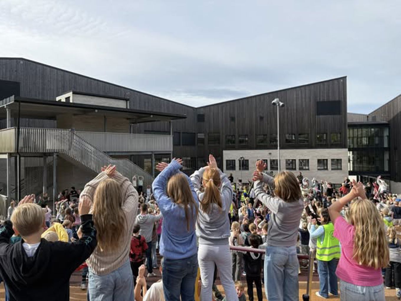 en gruppe mennesker som rekker opp hånden en gruppe mennesker som rekker opp hånden