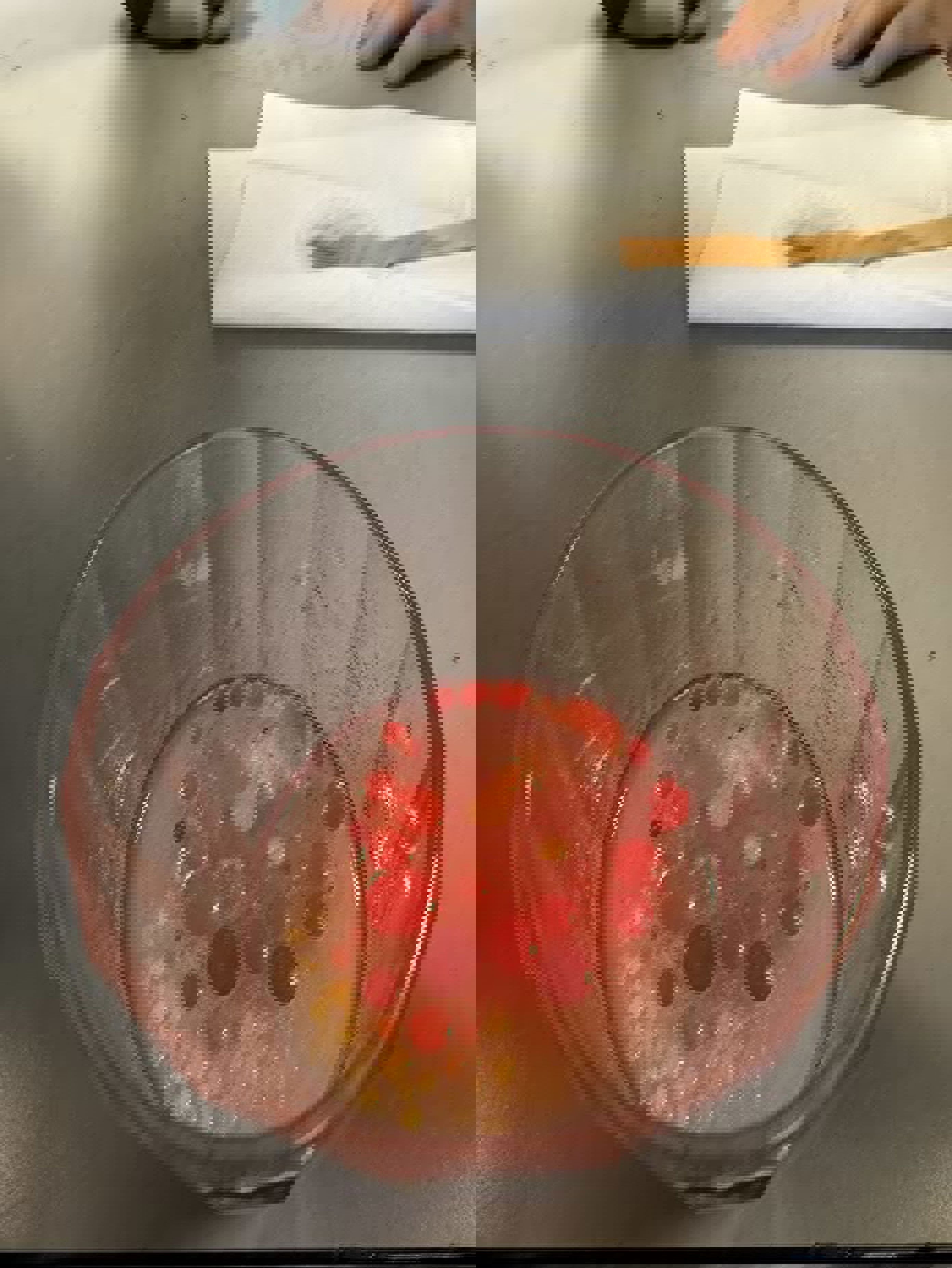 Foto: Tiri Anine Castro Hansrud en glassbolle med rød væske og røde bær i