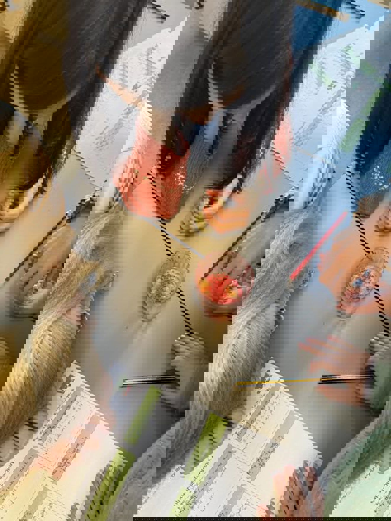 Foto: Tiri Anine Castro Hansrud en gruppe mennesker som sitter rundt et bord