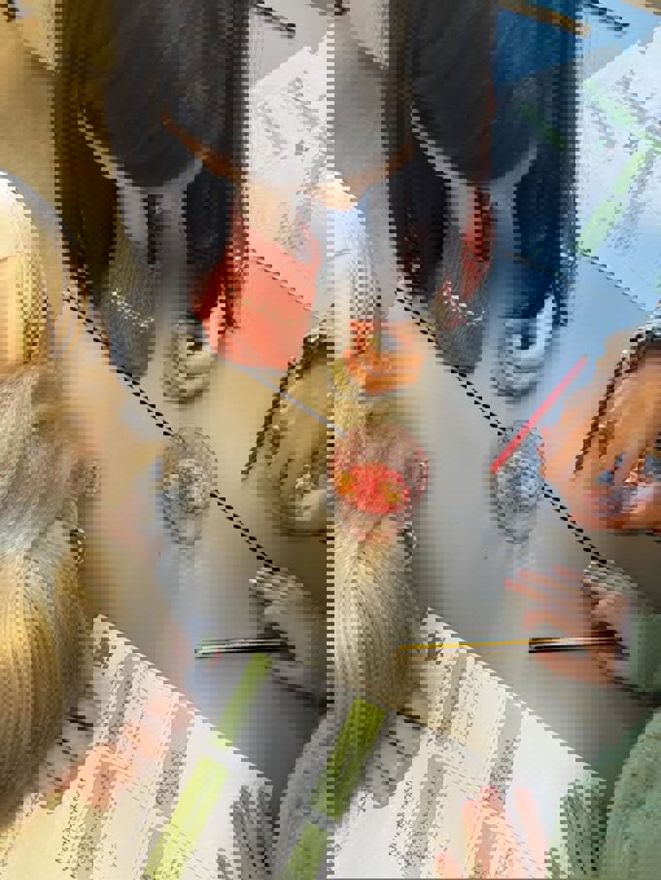 Foto: Tiri Anine Castro Hansrud en gruppe mennesker som sitter rundt et bord