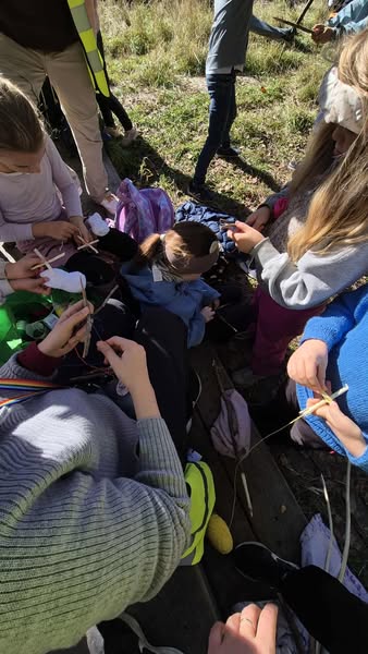 en gruppe mennesker som sitter på bakken