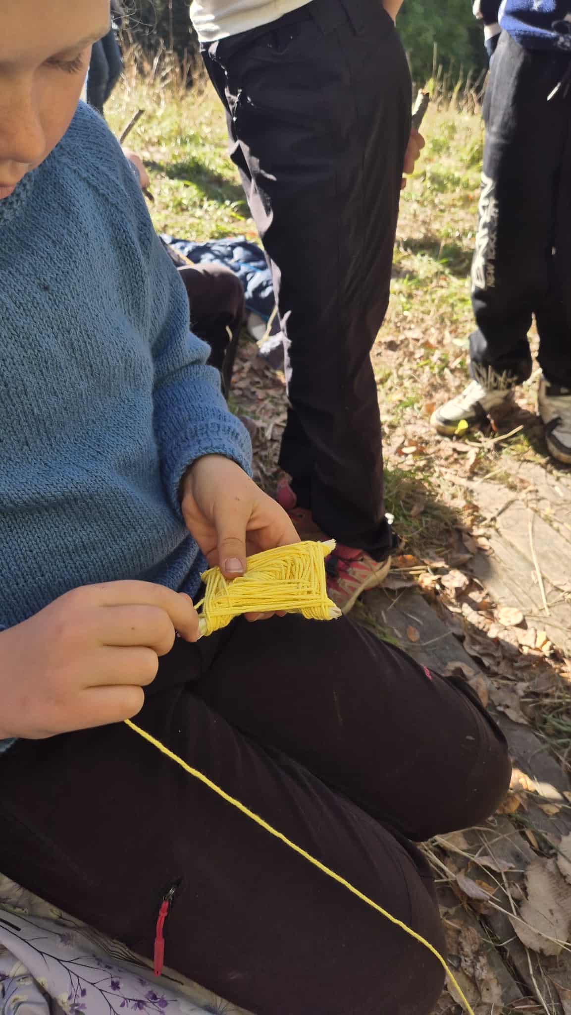 en person som holder en gul gjenstand