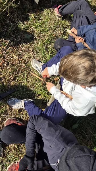 en gruppe mennesker som sitter på bakken