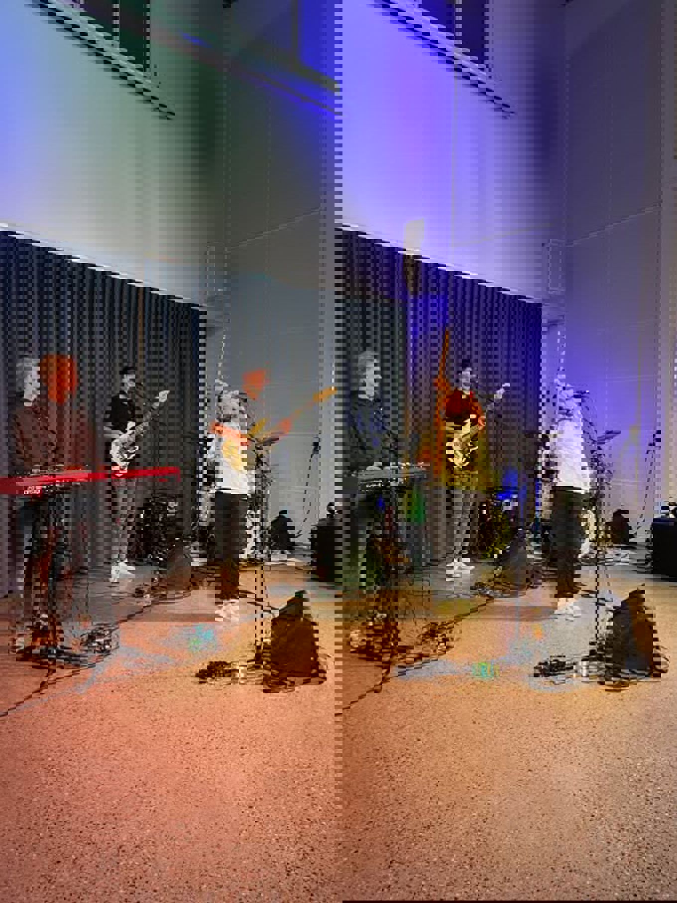 en gruppe menn som spiller instrumenter