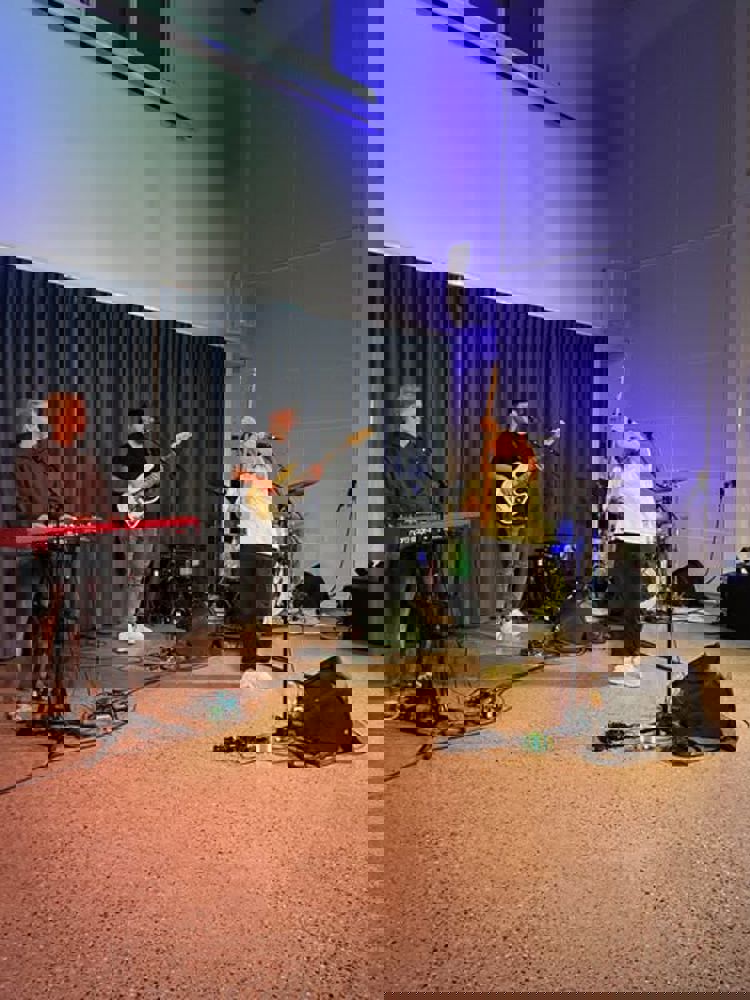 en gruppe menn som spiller instrumenter