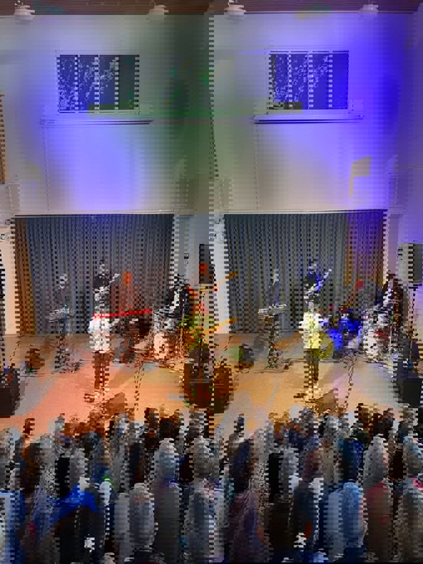 en gruppe mennesker på en scene