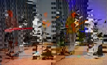 en gruppe mennesker som spiller instrumenter