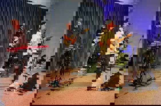 en gruppe mennesker som spiller instrumenter