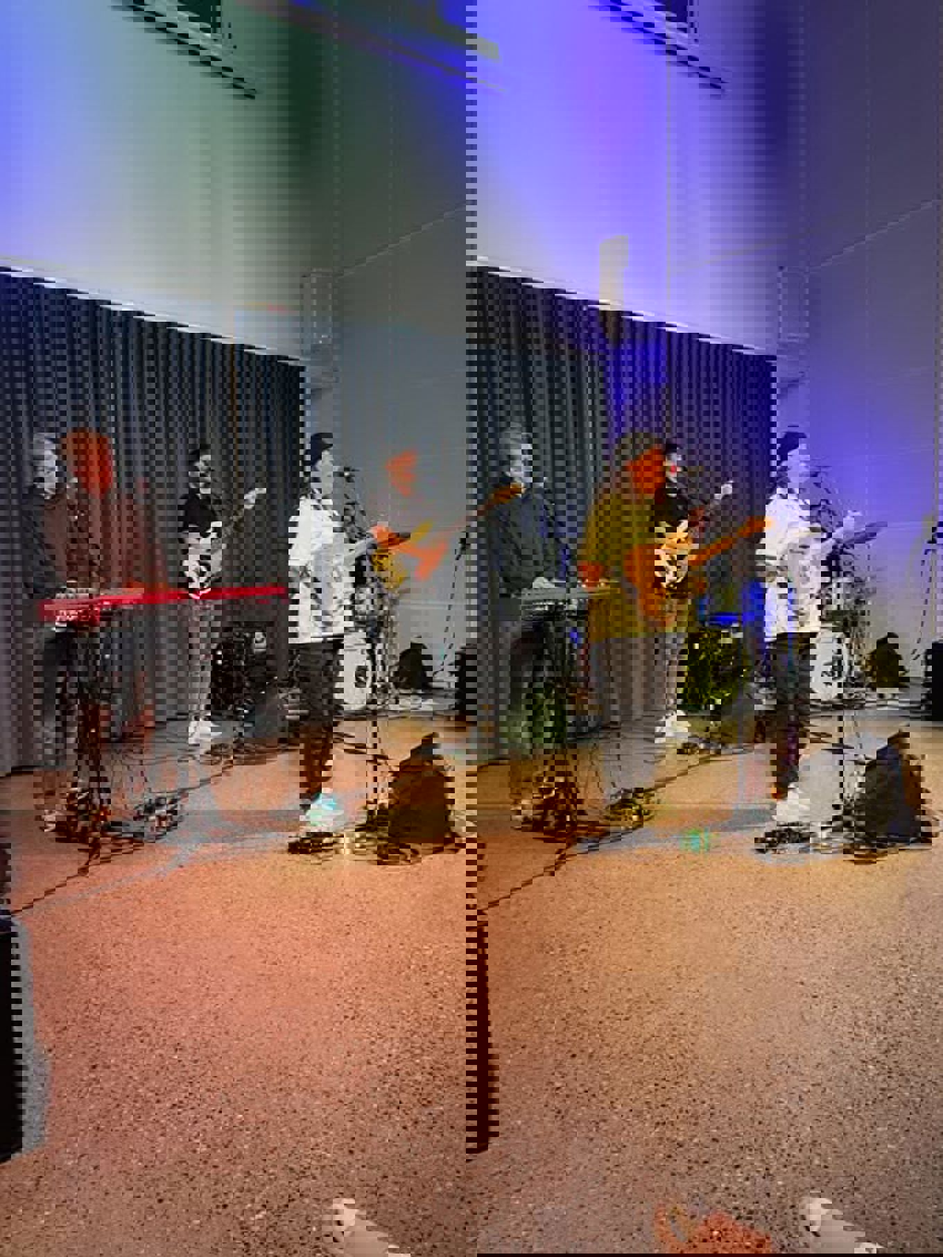 en gruppe mennesker som spiller instrumenter