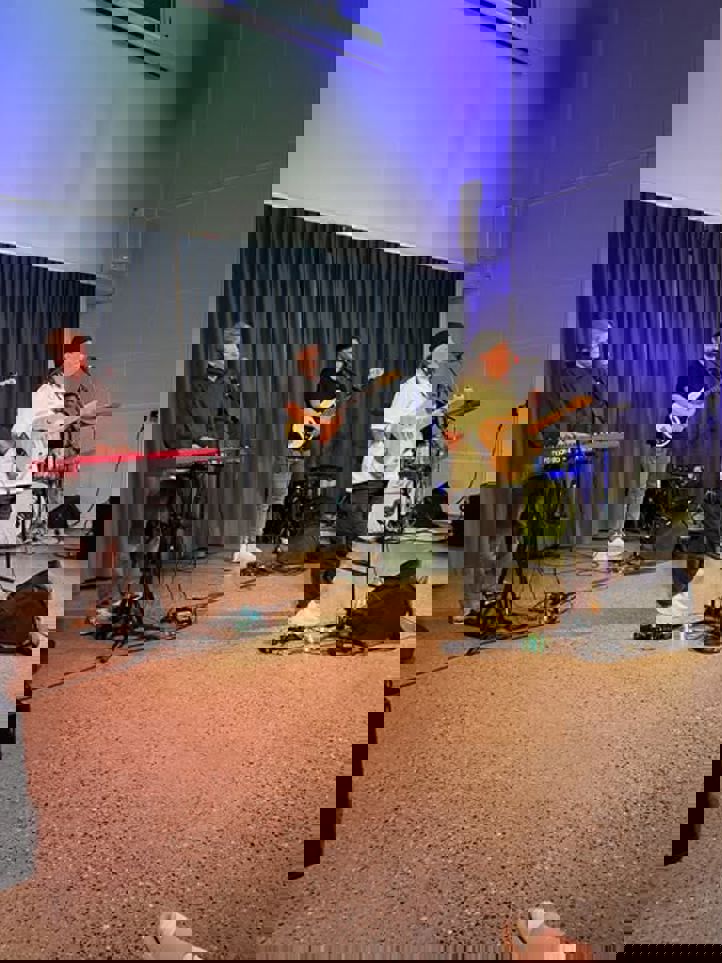 en gruppe mennesker som spiller instrumenter