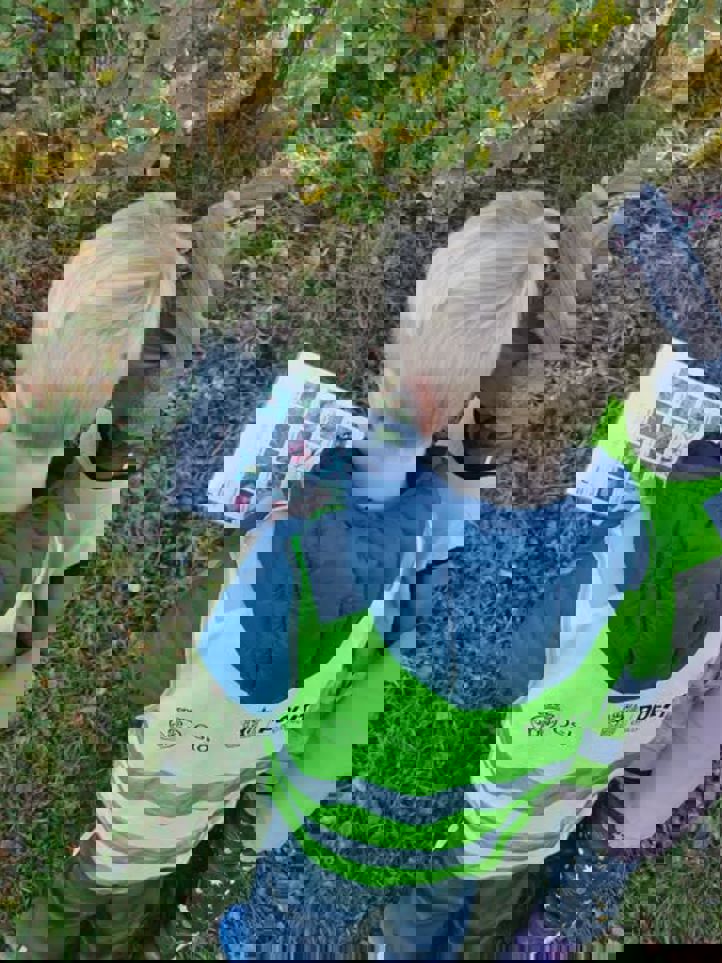 et barn som leser en bok