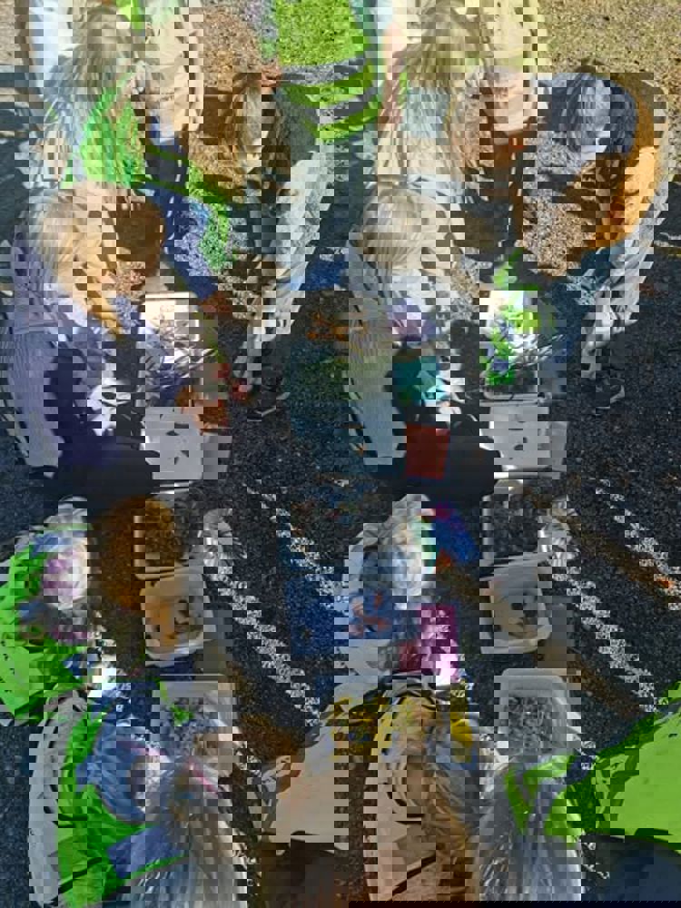 En gruppe personer som jobber med et prosjekt