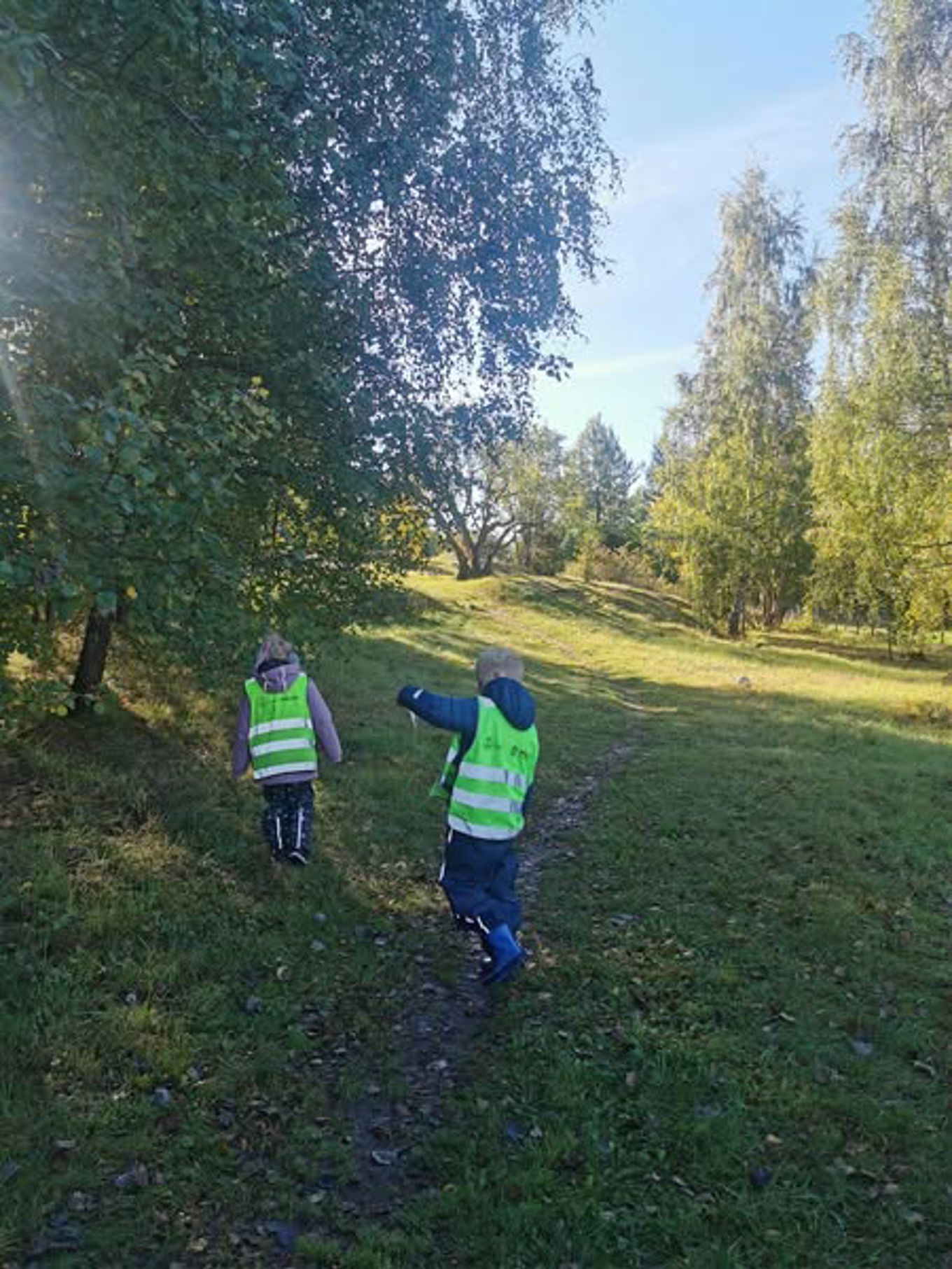 to barn som går på en sti