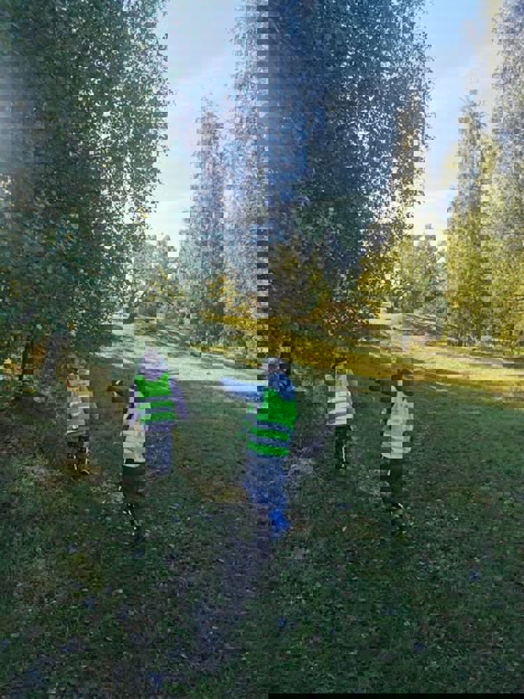 to barn som går på en sti