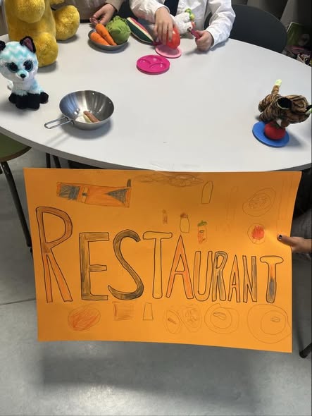 et bord med et skilt og mat på