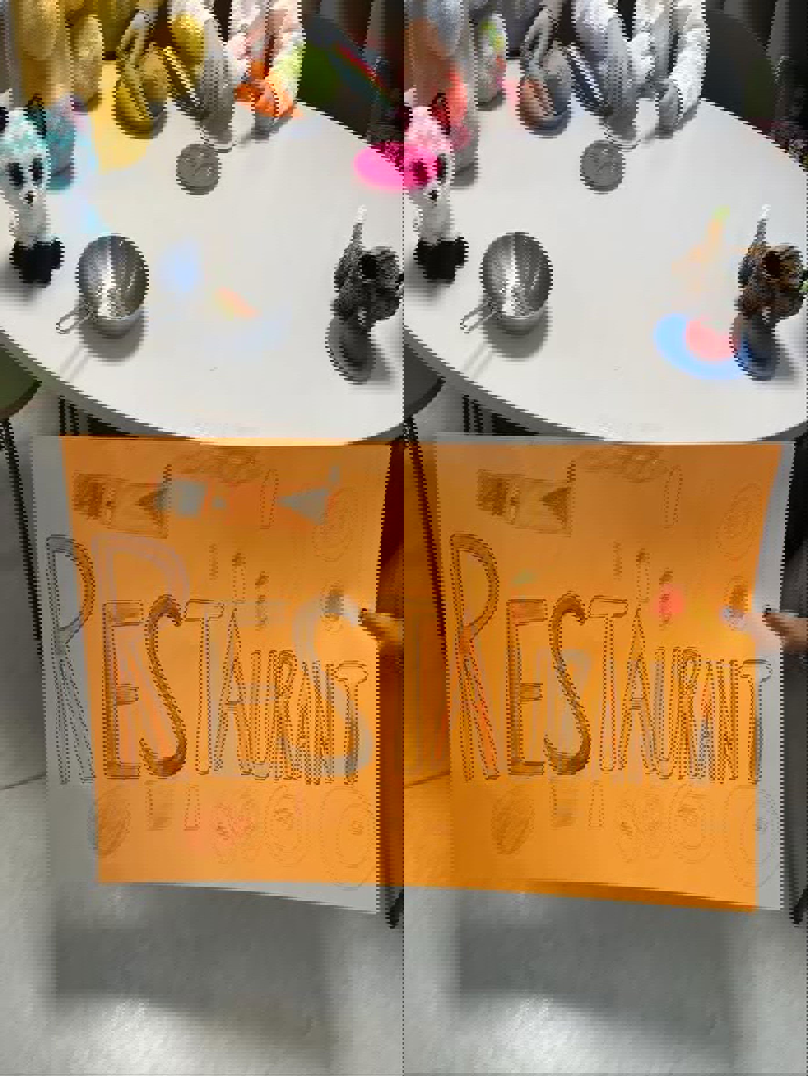 et bord med et skilt og mat på et bord med et skilt og mat på