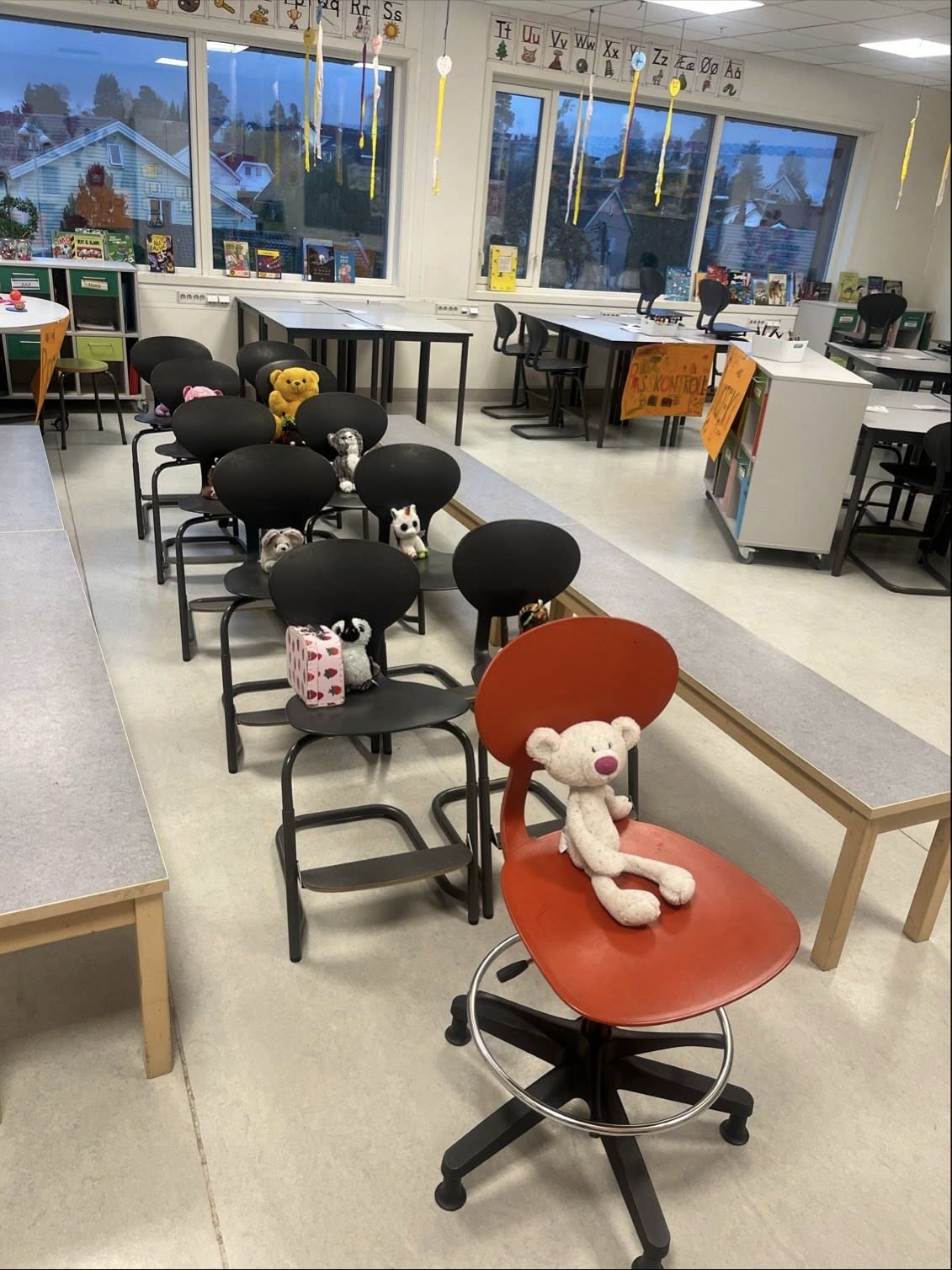 et kosedyr på en stol